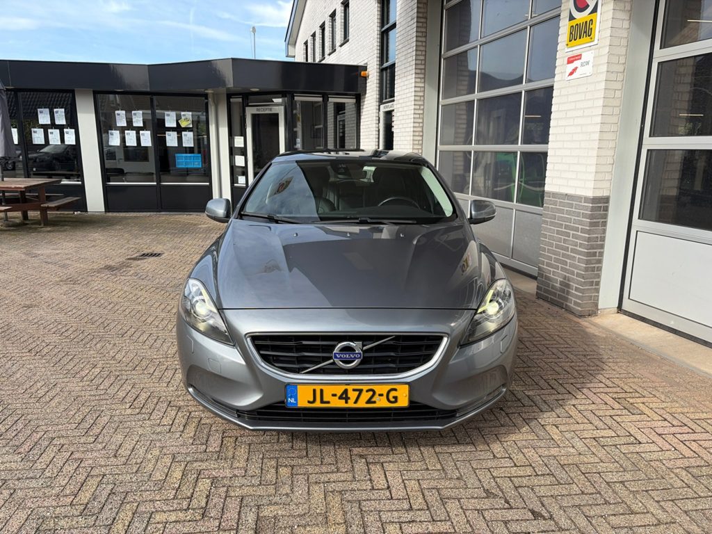 Grijze Volvo V40 op het terrein van Autobedrijf Van Oostrum, voor het kantoor aan de Heeswijk