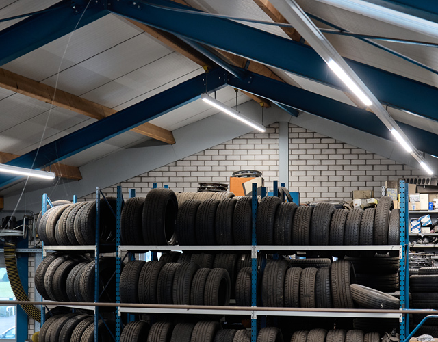 Bandenrek vol banden in de werkplaats