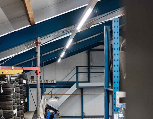 Trap en bandenopslag in de werkplaats